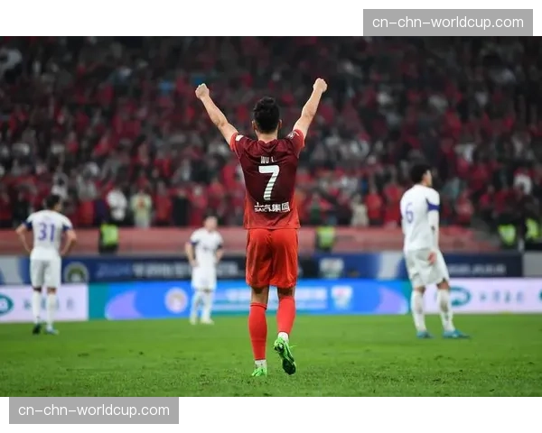 意甲焦点战突发状况:主裁判观看VAR后取消点球判罚引发双方抗议 意甲焦点战突发状况:主裁判观看VAR后取消点球判罚引发双方抗议