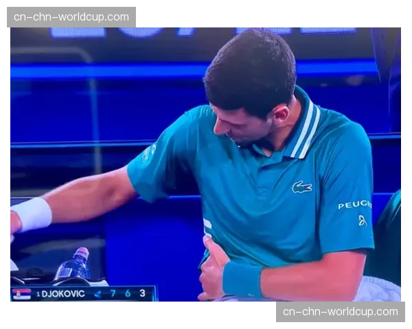 现场：弗罗西诺内主场因球迷投掷烟雾弹，比赛中断十分钟